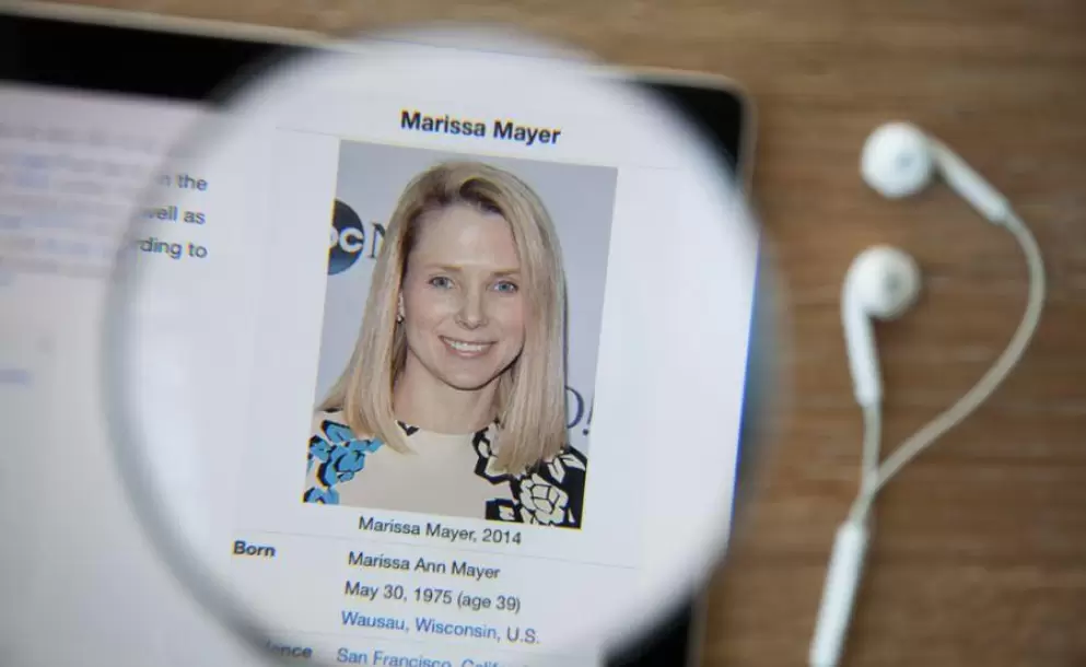 El archienemigo de la CEO de Yahoo ahora es su jefe