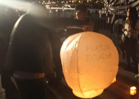 Encendido de velas, oraciones y lanzamiento de globos recordaron un mes del terremoto