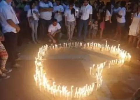 En medio de la nostalgia, pero con uni�n y fuerza se record� un mes desde el terremoto