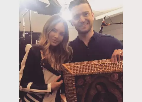 Belinda regala gran Virgen de Guadalupe a Justin Timberlake