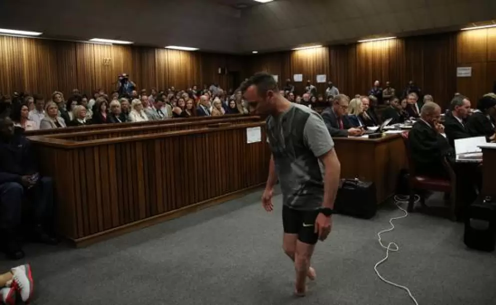 Oscar Pistorius camin sin sus piernas ortopdicas durante juicio