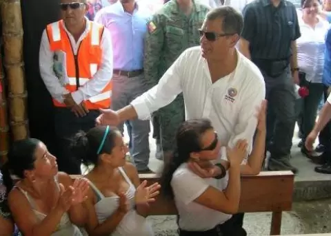 Presidente de Ecuador eval�a avances de tareas de reconstrucci�n en Manab� al cumplirse dos meses del terremoto