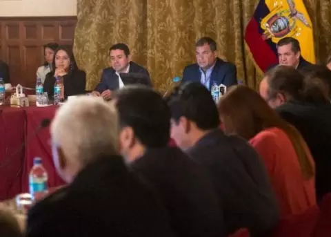 Correa mantiene cuarto taller con los transportistas