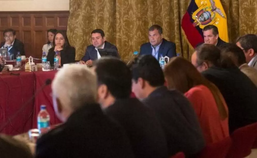 Correa mantiene cuarto taller con los transportistas