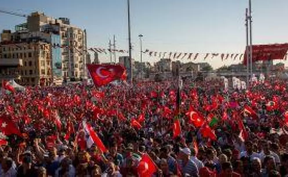 Ordenan arresto de 42 periodistas en Turquía para esclarecer fallido golpe de Estado