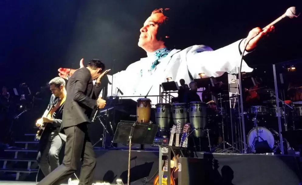 Marc Anthony rompe en llanto al homenajear a Juan Gabriel durante concierto
