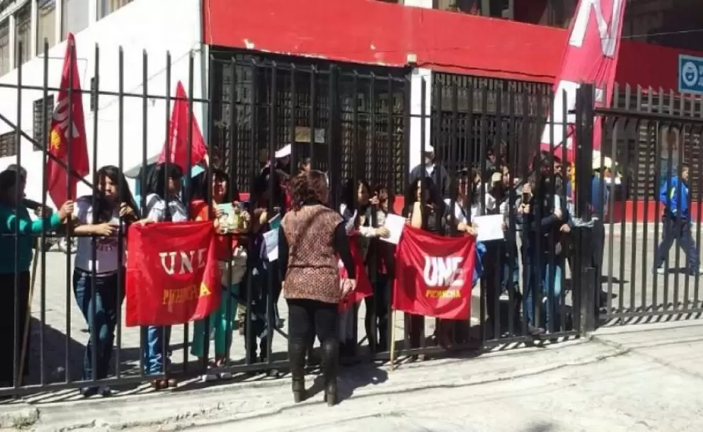 UNE se toma el edificio de su sede en Quito
