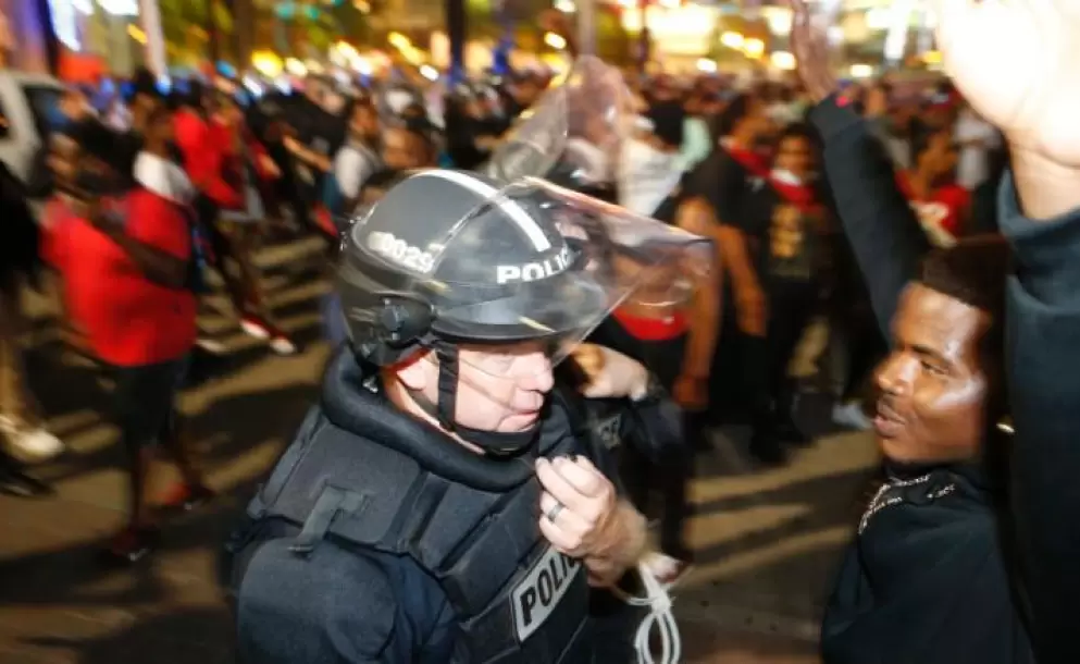 Carolina del Norte declara el estado de emergencia tras la segunda noche de protestas violentas