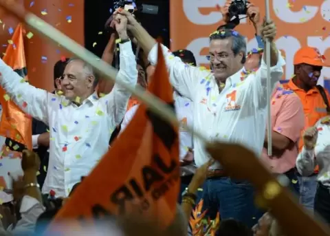 Centro Democrtico oficializa su pacto con Izquierda Democrtica