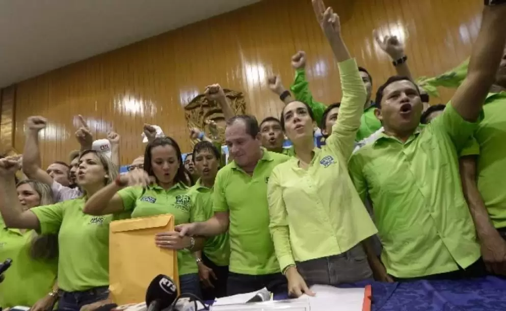 Decenas de simpatizantes acompañaron a candidatos de PAIS en su inscripción