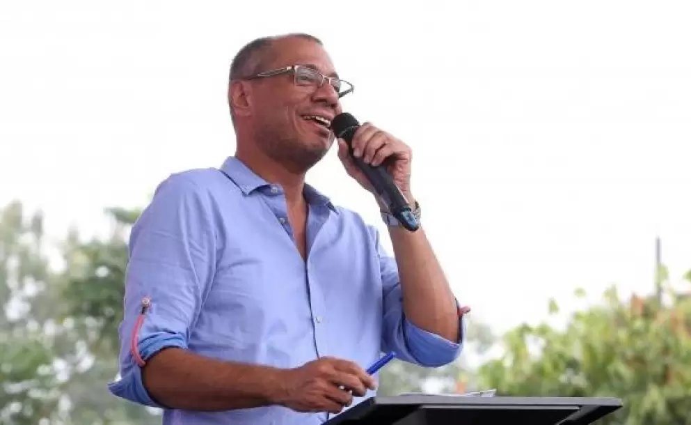 Glas se defiende en Twitter