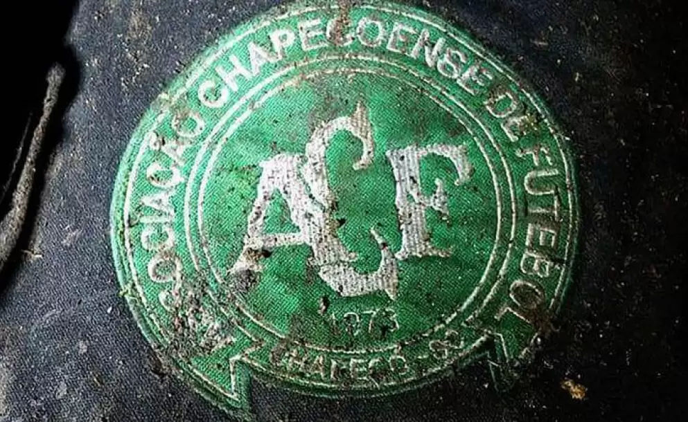 El fútbol empañado de solidaridad, victorias y tragedias