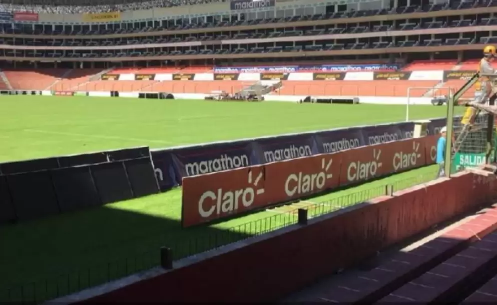LDU retira mallas metlicas de la general norte en Casa Blanca