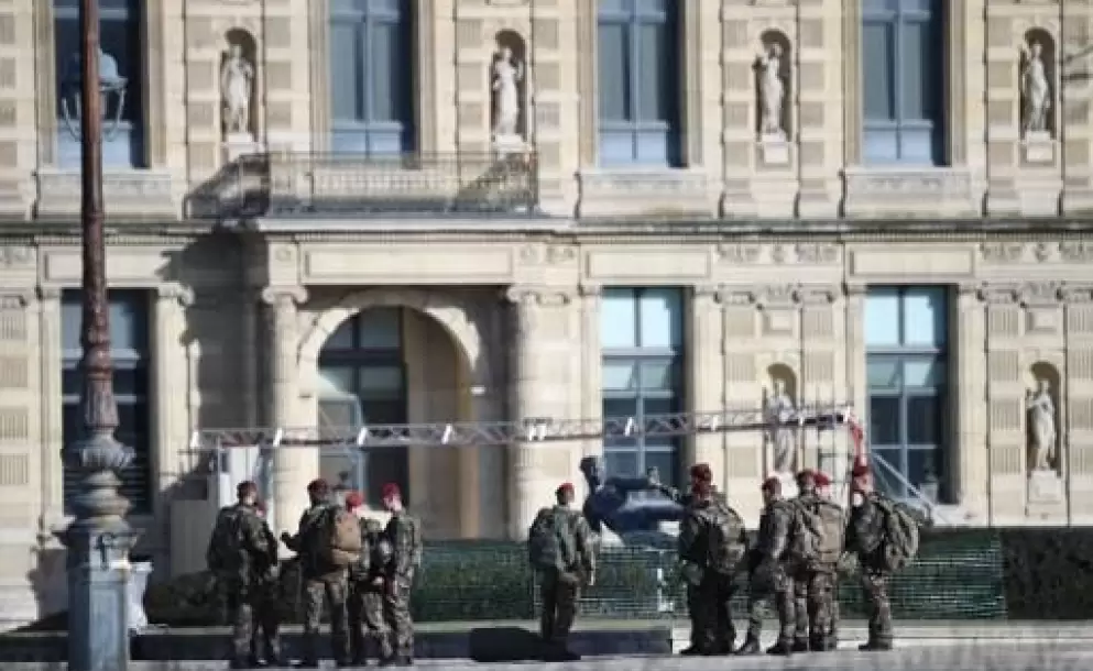 Dos individuos fueron vinculados con intento de ataque terrorista en el Museo del Louvre en Francia