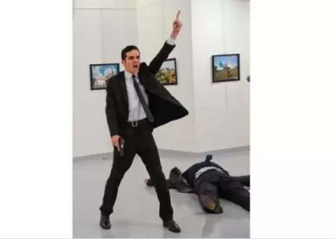 La imagen del asesino del embajador ruso en Turqua gana el World Press Photo
