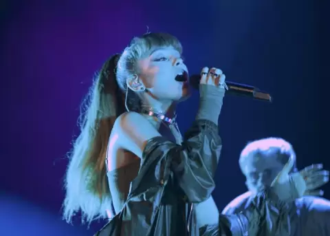 Ariana Grande habla tras explosiones en concierto y cancela gira