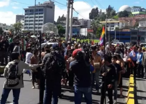 Miembros de la Conaie marchan hacia Carondelet para reuni�n con el presidente Moreno