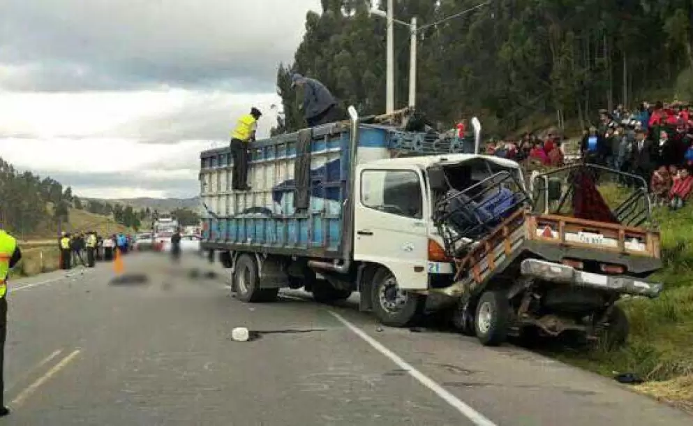 18 fallecidos en dos accidentes en las vías de Colta y Guamote en Chimborazo