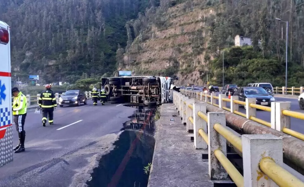 14 kilmetros de congestin en la av. Simn Bolvar por accidente de camin