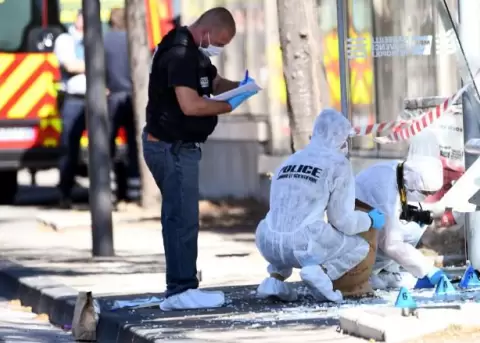 Un auto embiste dos paradas de autobs en Marsella y deja al menos un muerto