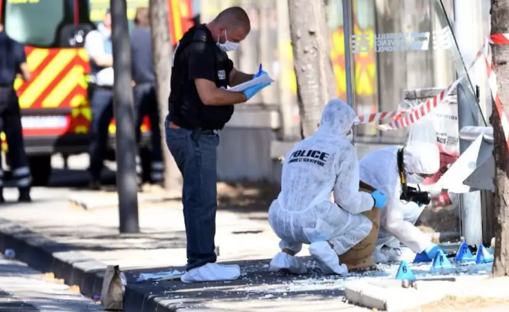 Un auto embiste dos paradas de autobs en Marsella y deja al menos un muerto