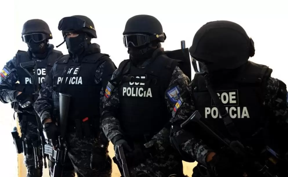 GOE custodia exteriores de Crcel 4 tras entrega de Carlos Pareja Yannuzzelli