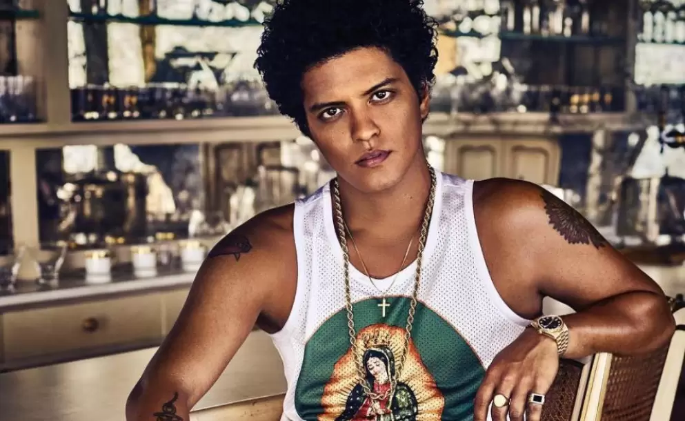 Bruno Mars amplía su apoyo a beca estudiantil del Grammy
