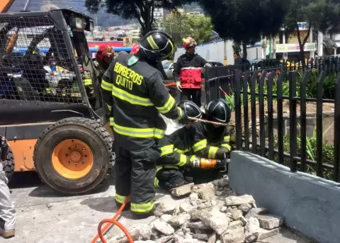 Bomberos monitorean posible filtración de gasolina en Quito