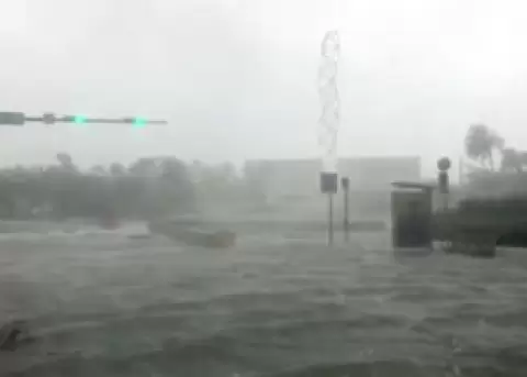 El mar inunda calles de Miami Beach