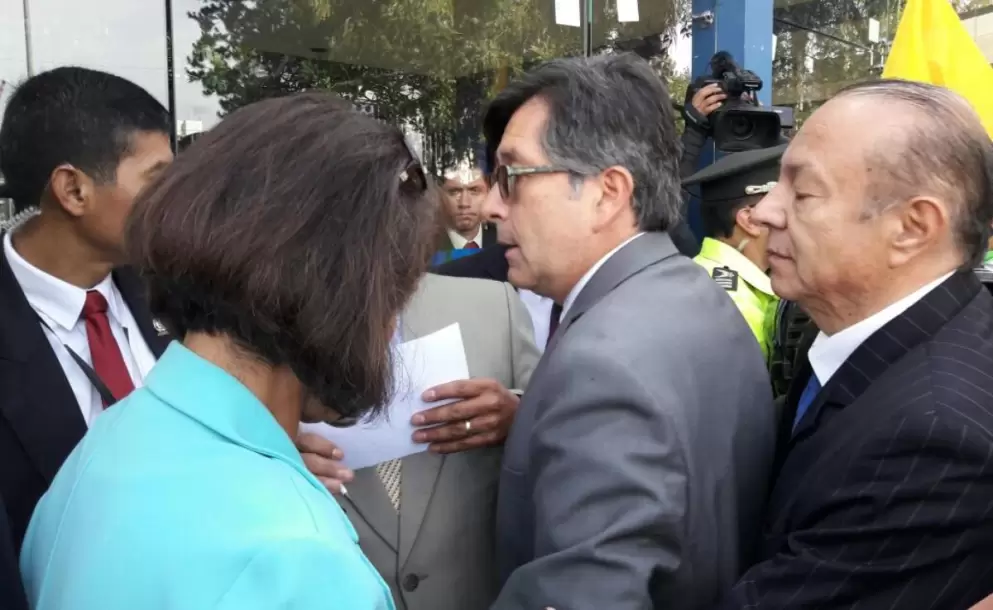 Csar Montfar es agredido por seguidores de Glas afuera de la Fiscala