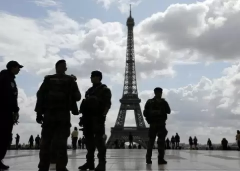 Un hombre armado con un cuchillo ataca a un militar en Pars