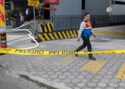 Emanaciones de gasolina siguen en edificio del norte de Quito