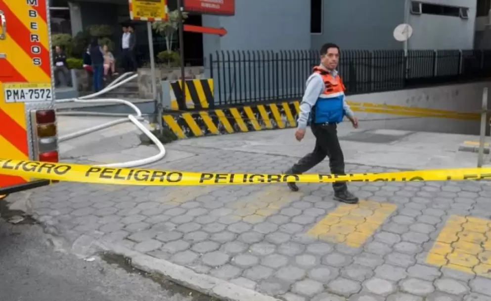 Emanaciones de gasolina siguen en edificio del norte de Quito