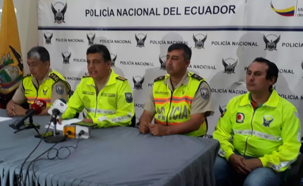 Detienen a dos policías y un exoficial, en posesión de droga