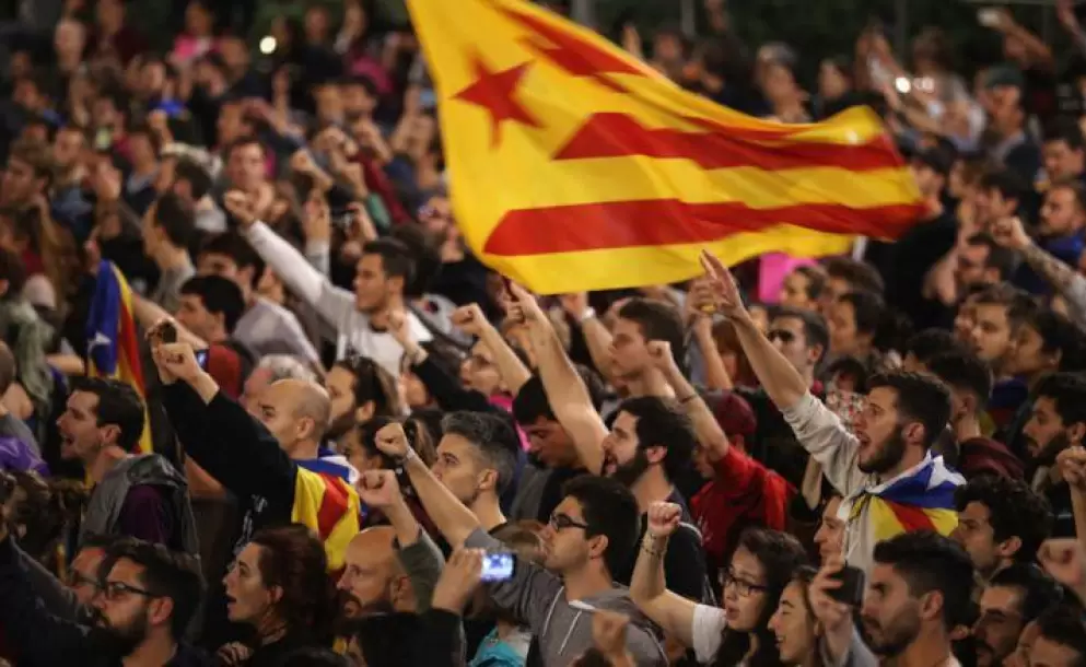 Presidente catalán prepara respuesta a Rajoy, que amenaza suspender autonomía