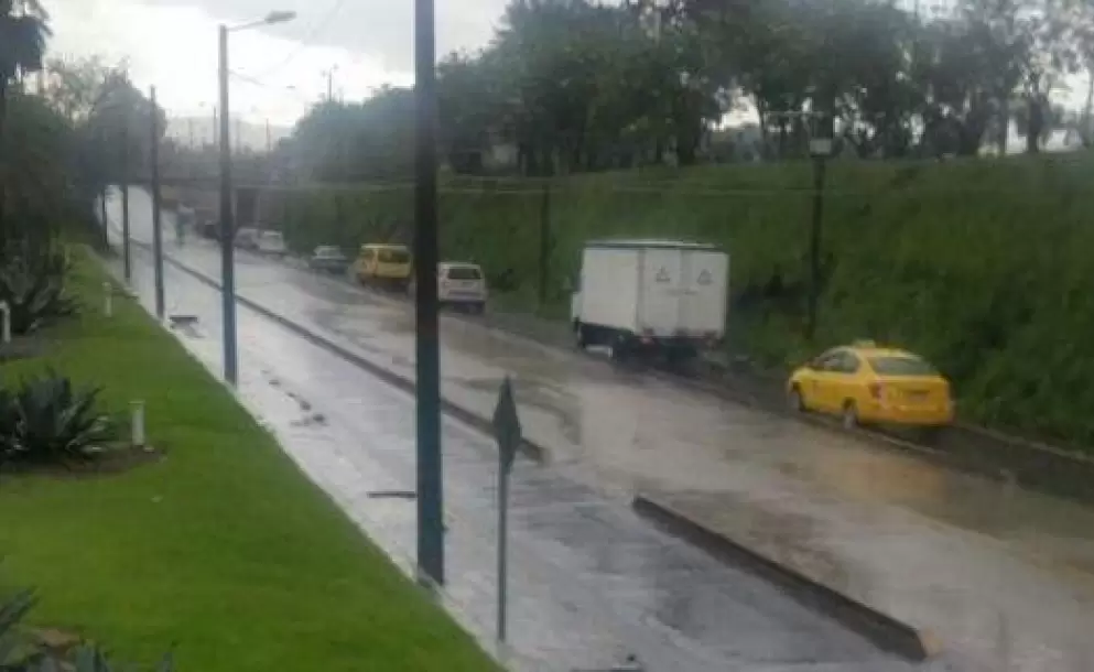 Acumulacin de agua en sectores de Quito y el valle por la lluvia de este viernes