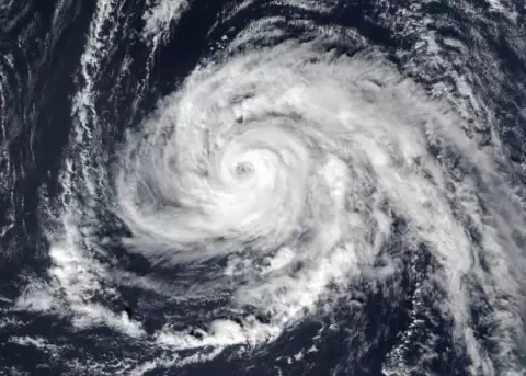El poderoso huracn Ophelia avanza rpidamente hacia Irlanda