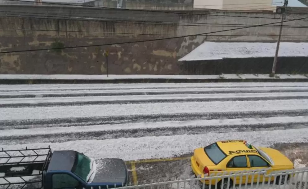 Granizo cubri las calles en Sangolqu