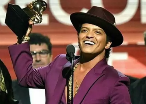 Bruno Mars arrasa en los American Music Awards con siete premios