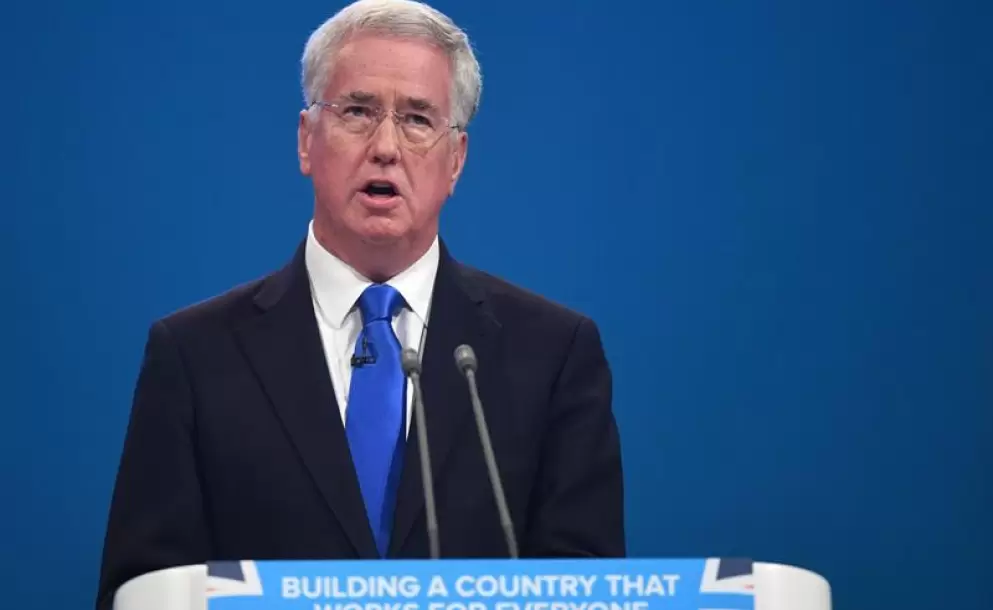 Dimite ministro de Defensa británico tras acusación de conducta inapropiada