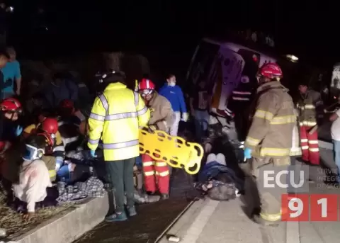 Accidente de un bus interprovincial dej cuatro muertos y 42 heridos en Azuay