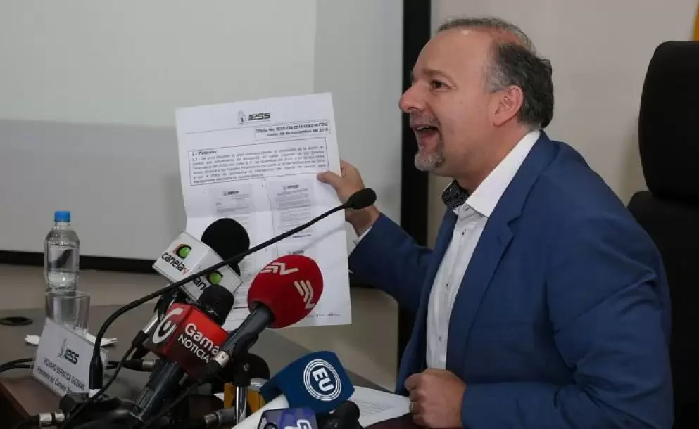 Espinosa presenta demanda por resolucin de Contralora