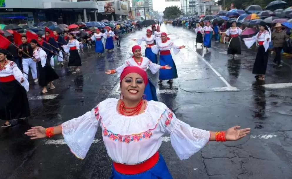 Ms de 10.500 personas desfilaron en Quito en medio de la lluvia