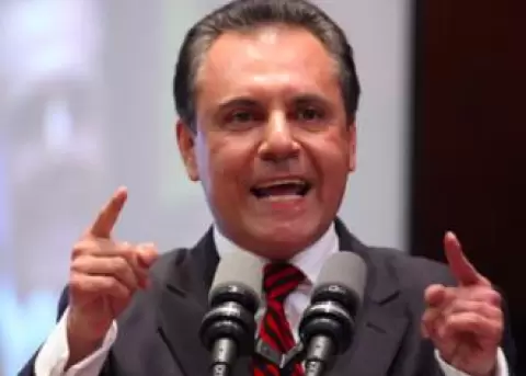 Se oficializa pedido de juicio poltico para Carlos Ochoa, con 53 firmas