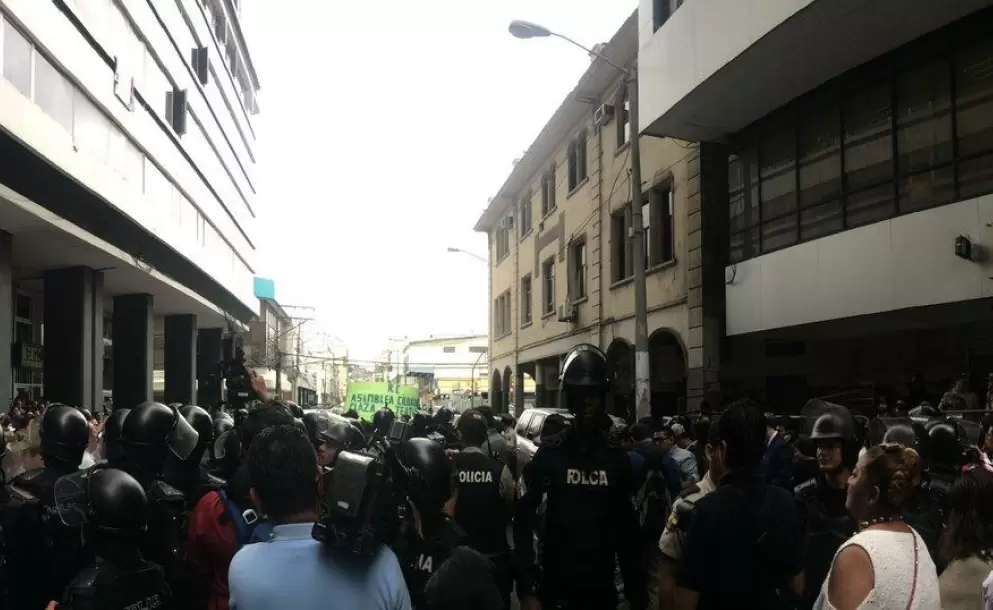 Correa rinde su versión en la Fiscalía del Guayas