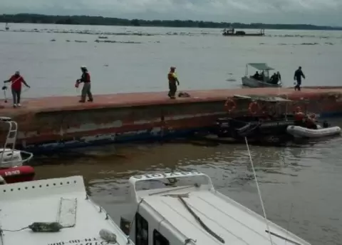Una embarcaci�n se vir� en el muelle de la Caraguay y dej� una persona atrapada