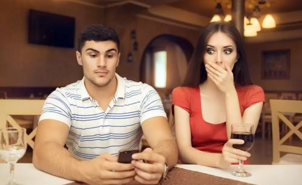 El dato que nadie quiere reconocer: un tercio de los internautas espa la actividad online de su pareja