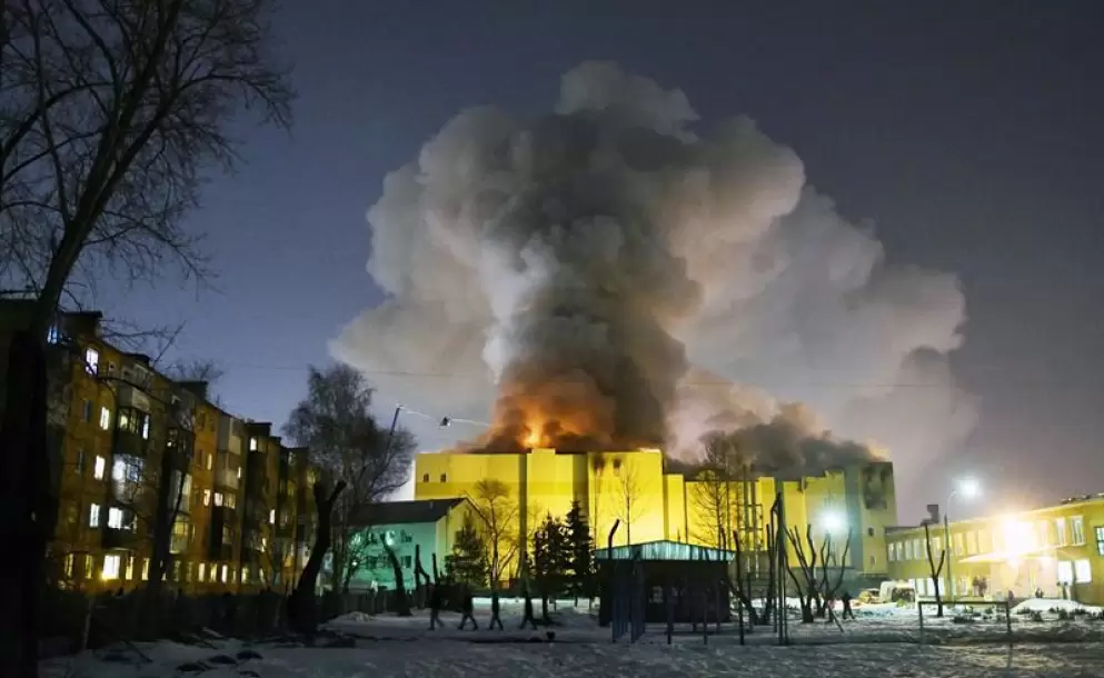 Suben a 64 las vctimas mortales por incendio en centro comercial de Siberia