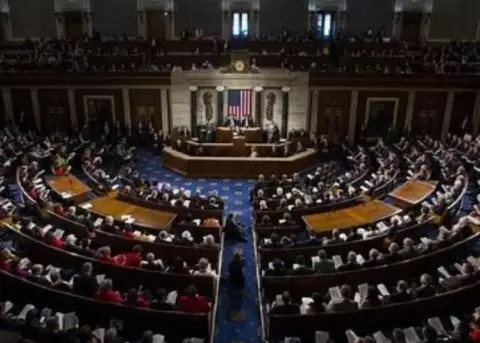 El Congreso de EE.UU. aprueba un presupuesto con fondos para el muro