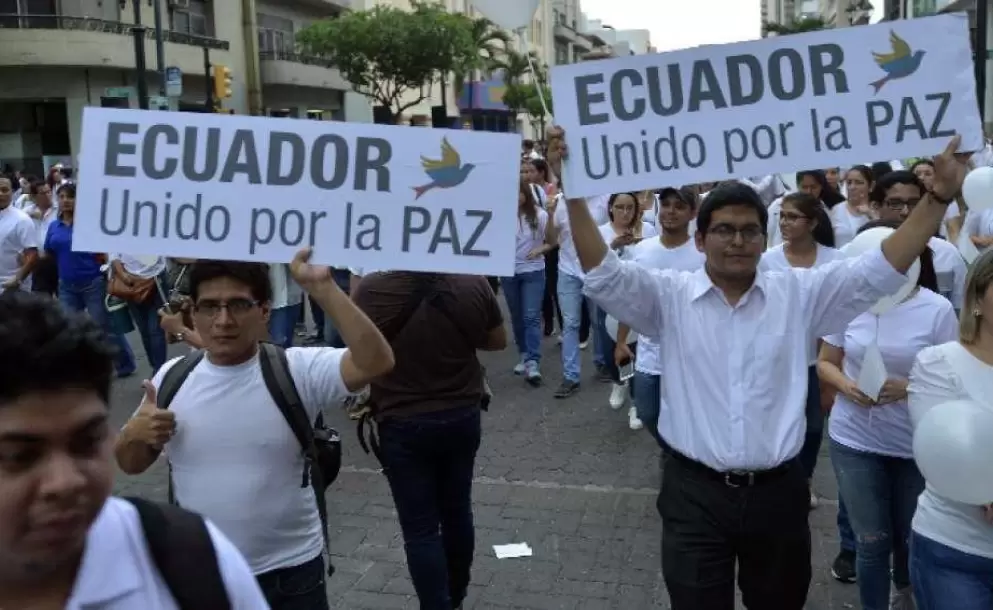 Miles de ecuatorianos marchan por la paz y la justicia